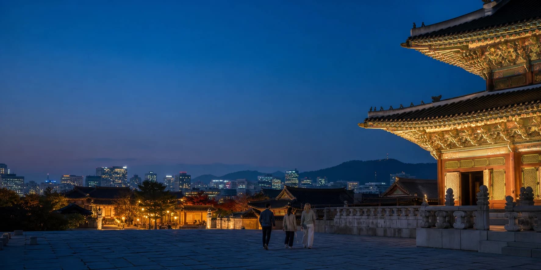 푸른 저녁 서울의 궁궐과 도심 야경을 걷는 젊은 여행자들